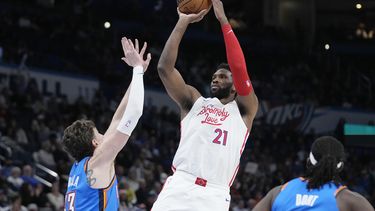 Embiid tiene un triple-doble y 76ers superan al Thunder