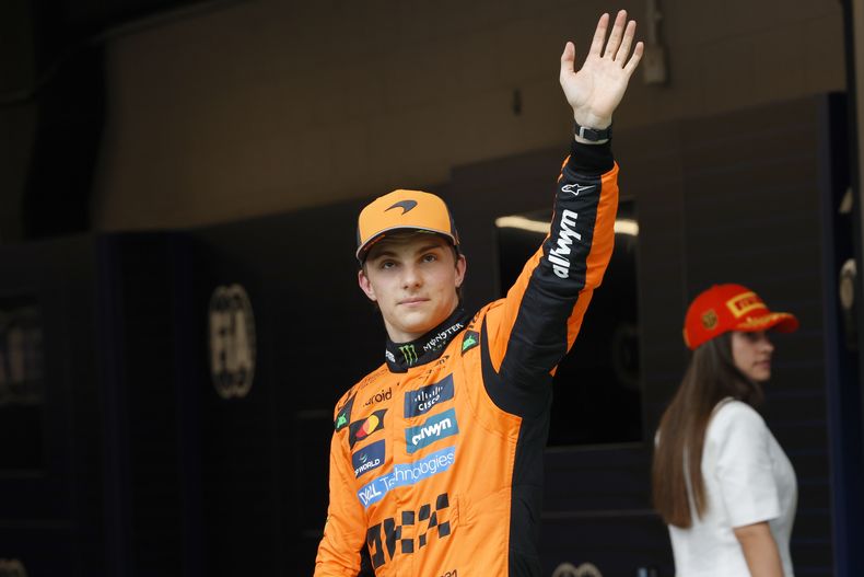 El australiano Oscar Piastri de McLaren celebra la pole tras la ronda de clasificación al Gran Premio de España en Barcelona el sábado 31 de mayo del 2025. (AP Foto/Joan Monfort)