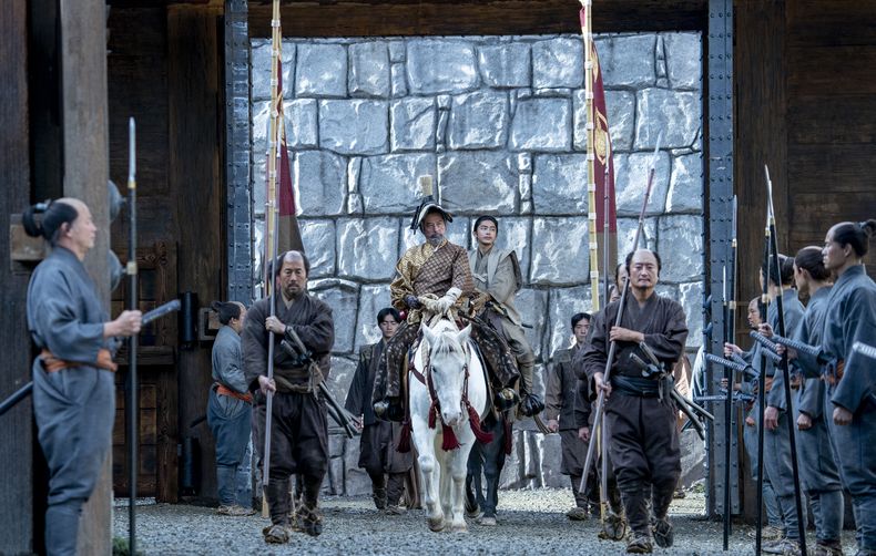 Esta imagen proporcionada por FX muestra a Hiroyuki Sanada como Yoshii Toranaga, en el centro, en una escena de Shogun. (Katie Yu/FX vía AP)