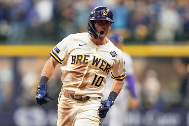 Sal Frelick, de los Cerveceros de Milwaukee, festeja su jonrón en el segundo juego de la Serie Mundial frente a los Rays de Tampa Bay, el sábado 24 de octubre de 2026 (AP Foto/Kayla Wolf)