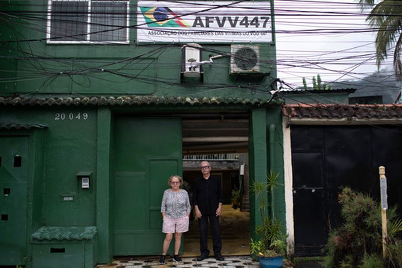 Nelson Faria Marinho y Maria Eva Marinho, quienes perdieron a su hijo Nelson Marinho en la caída del avión de Air France frente a la costa de Brasil el 1 de junio del 2009, frente a su vivienda en Rio de Janeiro, el 21 de mayo del 2026. (AP foto/Bruna Prado)