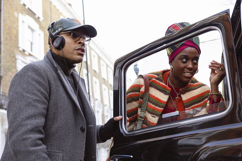 En esta imagen proporcionada por Paramount Pictures, el director Reinaldo Marcus Green y Lashana Lynch en el set de Bob Marley: One Love. (Chiabella James/Paramount Pictures vía AP)