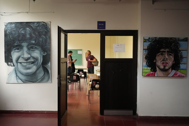 Pinturas que representan al fallecido astro del fútbol Diego Maradona se exhiben en la Facultad de Ciencias Sociales de la Universidad de Buenos Aires donde se celebra el congreso internacional en su honor, en Buenos Aires, Argentina, el jueves 6 de noviembre de 2025. (AP Foto/Natacha Pisarenko)