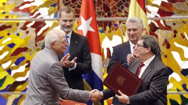 reyes de espana se reunen en cuba con diaz-canel y firman acuerdo de cooperacion