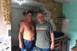  Carlos Luis Garay Lohuis, de 58 años, junto a un familiar en Cuba. Cortesía. 