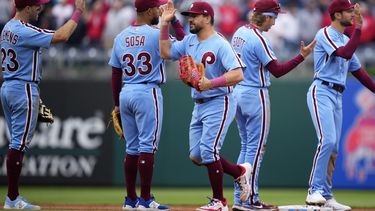 Kyle Schwarber (centro) celebra la victoria de los Filis de Filadelfia ante los Marineros de Seattle, el jueves 27 de abril de 2023, en Filadelfia. (AP Foto/Matt Slocum)