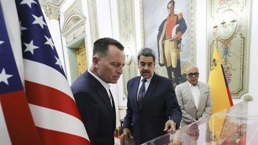 ARCHIVO - Esta foto publicada por la oficina de prensa de la presidencia de Venezuela muestra al presidente venezolano Nicolás Maduro, al centro, con Richard Grenell, enviado especial del presidente Donald Trump, a la izquierda, acompañado por el presidente de la Asamblea Nacional, Jorge Rodríguez, en el palacio presidencial de Miraflores en Caracas, Venezuela, el 31 de enero de 2025. (Oficina de prensa de la Presidencia de Venezuela, vía AP File)