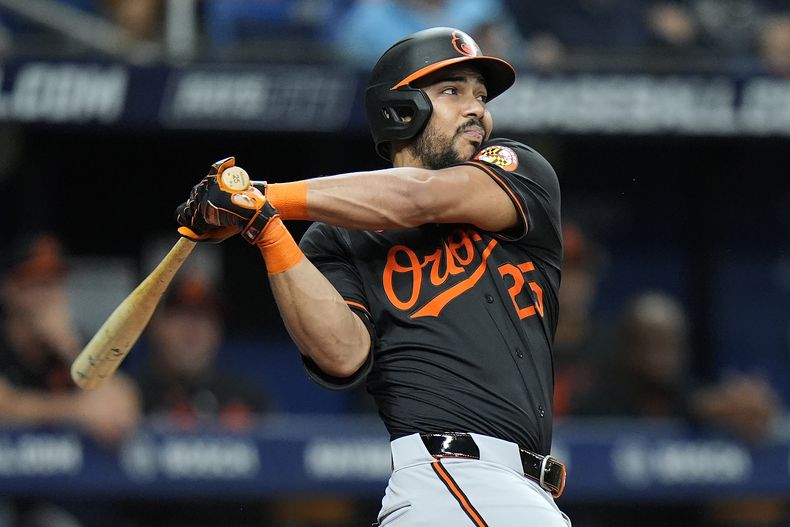 El venezolano de los Orioles de Baltimore, Anthony Santander observa su imparable ante el abridor de los Rays de Tampa Bay, Aaron Civale durante la cuarta entrada del juego de béisbol, el viernes 7 de junio de 2024, en San Petersburgo, Florida. (AP Foto/Chris OMeara)