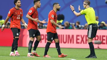 El delantero egipcio Mohamed Salah (10) reclama al árbitro francés Francois Letexier durante el partido contra Argentina en los octavos de final del Mundial, el martes 7 de julio de 2026, en Atlanta. (AP Foto/Erik S. Lesser)
