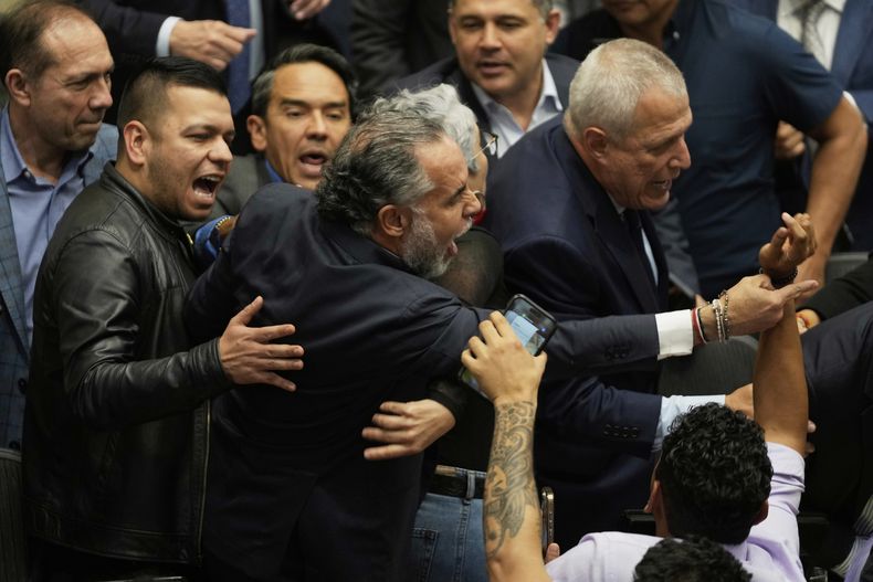 El ministro colombiano del Interior, Armando Benedetti, reacciona luego de que los senadores votaron en contra de un referéndum sobre la reforma laboral propuesto por el gobierno, en Bogotá, Colombia, el 14 de mayo de 2025. (AP Foto/Fernando Vergara)