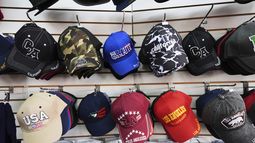 Gorras importadas de China, en una tienda en Toy District, Los Ángeles, el 9 de abril de 2025. (AP Foto/Jae C. Hong)
