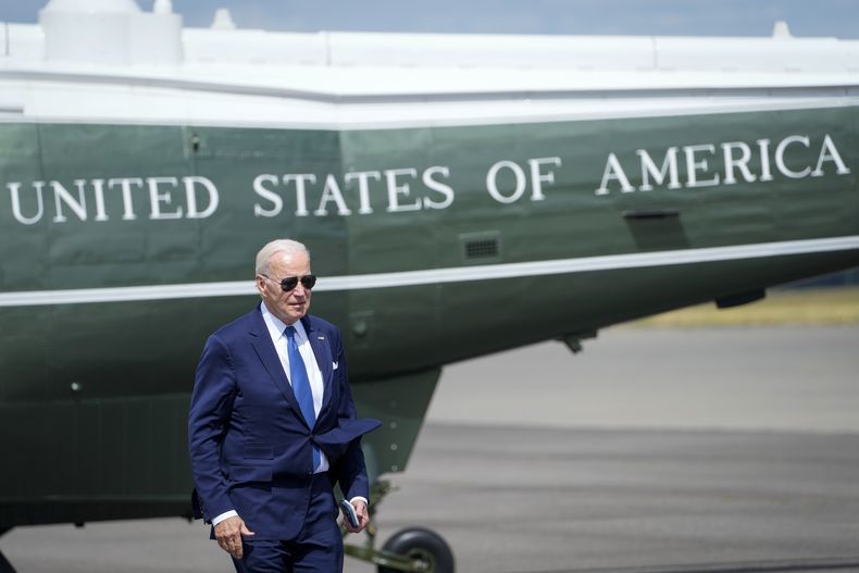 El presidente de Estados Unidos Joe Biden frente al helicóptero presidencial a su llegada al aeropuerto de Stansted, el lunes 10 de julio de 2023, en Londres. (AP Foto/Susan Walsh)