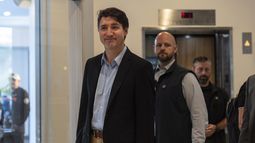 El primer ministro canadiense Justin Trudeau camina por el vestíbulo del Hotel Delta de Marriott, el sábado 30 de noviembre de 2024, en West Palm Beach, Florida. (AP Foto/Carolyn Kaster)