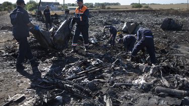 americateve | Trabajadores de emergencias ucranianos trasladan a una v&iacute;ctima en una bolsa pl&aacute;stica en el lugar donde cay&oacute; un avi&oacute;n de pasajeros malasio cerca de la localidad de Hrabove, regi&oacute;n del Donetsk, en Ucrania el lunes 21 de ju