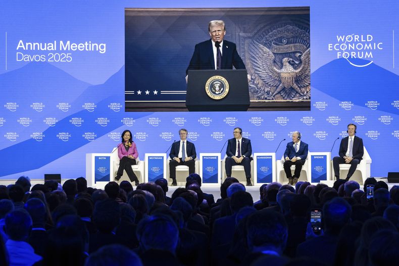 El presidente estadounidense Donald J. Trump al hablar por video al Foro de Davos en Davos, Suiza, el 23 de enero del 2025. (Michael Buholzer/Keystone via AP)