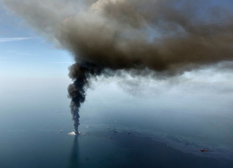 ARCHIVO - Una enorme columna de humo se eleva desde la plataforma petrolera Deepwater Horizon, de BP, el 21 de abril de 2010, en el Golfo de México. (AP Foto/Gerald Herbert, archivo)