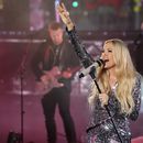 Carrie Underwood actúa durante la celebración de Nochevieja en Times Square el martes 31 de diciembre de 2024 en Nueva York. (Foto Charles Sykes/Invision/AP)