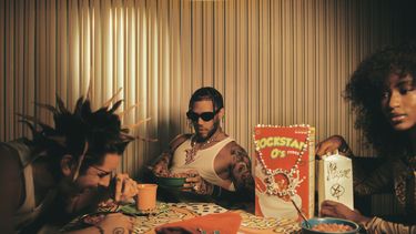 En esta imagen proporcionada por Universal Music Latino Le Clique: Vida Rockstar (X) de Jhayco. (Universal Music Latino vía AP)