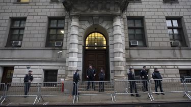 americateve | La polic&iacute;a custodia el edificio de la Corte Suprema del condado de Richmond, en Staten Island, el 3 de diciembre del 2014, despu&eacute;s de que un jurado investigador desisti&oacute; de enviar a juicio a un polic&iacute;a blanco que caus&oacute; l