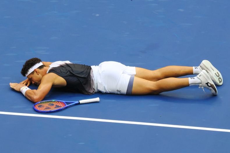 Ben Shelton tirado en el piso durante la final masculina del US Open ante Alexander Zverev, el domingo 13 de septiembre de 2026, en Nueva York. (AP Foto/Andrés Kudacki)