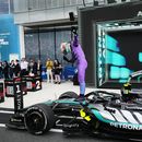 El italiano Kimi Antonelli de la escudería Mercedes celebra tras ganar el Gran Premio de Miami el domingo 3 de mayo del 2026. (AP Foto/Rebecca Blackwell)