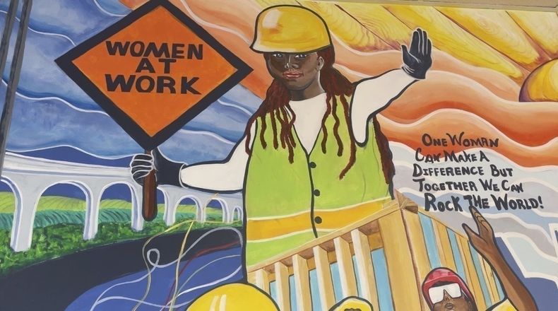 ARCHIVO – Un mural de la artista Tene Smith cerca de la entrada de Chicago Women in Trades, una organización sin fines de lucro dedicada a capacitar y dar nuevas habilidades a mujeres en oficios de construcción, el 1 de abril de 2025, en la sede de Chicago. (AP Foto/Claire Savage, Archivo)
