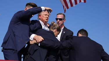 Donald Trump, el virtual candidato presidencial republicano, es custodiado por agentes del Servicio Secreto de Estados Unidos durante un aparente intento de asesinato en un acto de campaña, el sábado 13 de julio de 2024, en Butler, Pensilvania. (AP Foto/Evan Vucci)
