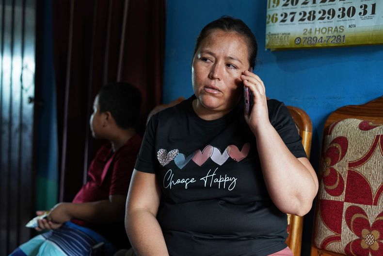 Carmen Gavidia Ramírez, cuya hermana falleció en un accidente de tránsito en el condado Jackson, en el estado de Georgia, Estados Unidos, habla por teléfono en su casa, el miércoles 15 de octubre de 2025, en Tepetitán, El Salvador. (AP Foto/Salvador Meléndez)