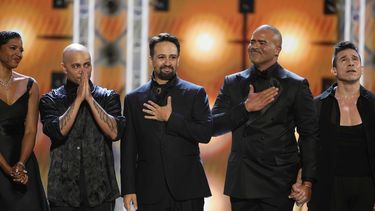 Renee Elise Goldsberry, de izquierda a derecha, Lin-Manuel Miranda y Christopher Jackson interpretan un popurrí de Hamilton durante la 78.ª edición de los Premios Tony el domingo 8 de junio de 2025 en el Radio City Music Hall de Nueva York. (Foto Charles Sykes/Invision/AP)