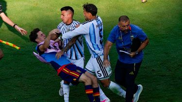 El jugador español Gavi, a la izquierda, es empujado en un choque con el jugador argentino Leandro Paredes (5) y Thiago Almada tras la final del Mundial entre España y Argentina en East Rutherford, Nueva Jersey, cerca de Nueva York, el domingo 19 de julio de 2026. (AP Foto/Yuki Iwamura)