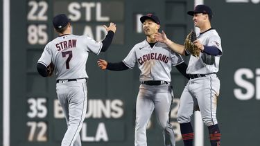 De izquierda a derecha, Myles Straw, Steven Kwan y Will Brennan celebran la victoria de los Guardianes de Cleveland sobre los Medias Rojas de Boston, el viernes 28 de abril de 2023 (AP Foto/Michael Dwyer)