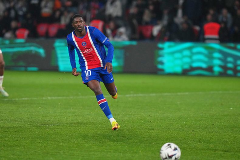 Ousmane Dembele del Paris Saint Germain corre con el balón en el encuentro ante el Brest en la Ligue 1 el domingo 10 de mayo del 2026. (AP Foto/Thibault Camus)