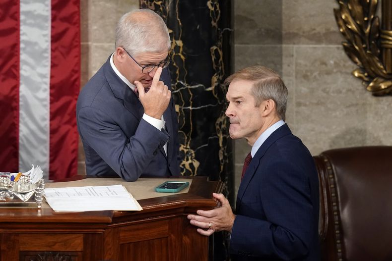 El presidente interino de la Cámara de Representantes, Patrick McHenry, conversa con su correligionario republicano Jim Jordan durante una votación para la presidencia, en el Capitolio, Washington, miércoles 18 de octubre de 2023. Jordan fracasó en su segundo intento. (AP Foto/Alex Brandon)