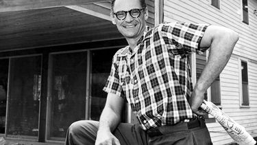ARCHIVO - El dramaturgo Arthur Miller posa frente a su casa de campo, donde vive con su esposa actriz, en Roxbury, Connecticut, el 7 de agosto de 1958. El estudio de Miller, originalmente construido junto a su antigua casa de Roxbury, es donde escribió y revisó varias obras de teatro, su autobiografía Timebends y los guiones para las películas The Misfits y The Crucible. La junta de Arthur Miller Writing Studio, junto con la hija de Miller, Rebecca Miller, esperan recaudar 1 millón de dólares para restaurar la modesta estructura del estudio, reubicarla en una biblioteca local cercana y crear programación que inspire a otros escritores. (Foto AP, archivo)