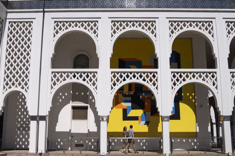 Turistas caminan frente al Museo Mohammed VI de Arte Moderno y Contemporáneo, donde se presenta una exposición de arte cubano, en Rabat, el lunes 1 de abril de 2024. La exposición es una de las primeras de arte cubano en un museo africano. (Foto AP/Mosaab Elshamy)