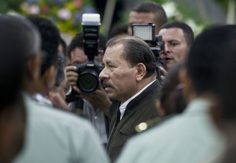 ARCHIVO - En esta foto de archivo tomada en junio 21 de 2013, el Presidente de Nicaragua Daniel Ortega arriba a una ceremonia militar en la sede principal del Ej&eacute;rcito en Managua, Nicaragua. Ortega luch&oacute; para que los presidentes no fueran re