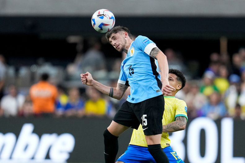 El uruguayo Federico Valverde cabecea un balón frente al brasileño Joao Gomes durante el duelo por los cuartos de final de la Copa América, el sábado 6 de julio de 2024, en Las Vegas. (AP Foto/Godofredo A. Vásquez, Archivo)