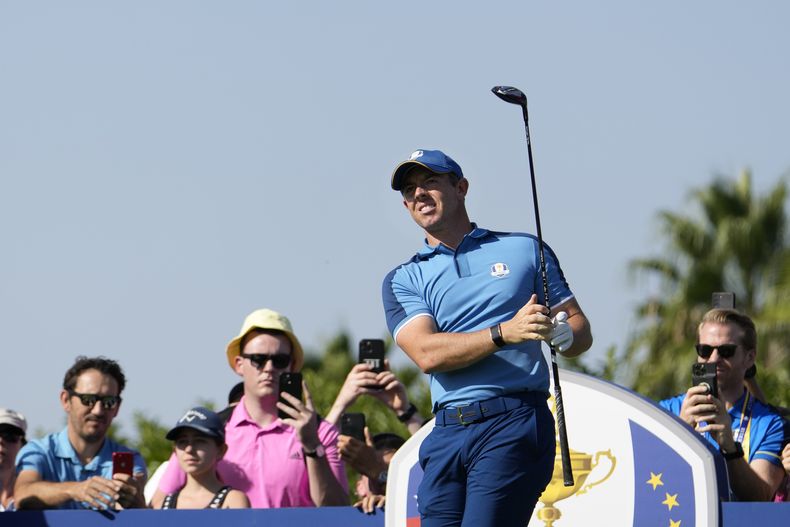 Rory McIlroy durante una ronda de práctica en el campo Marco Simone, el miércoles 27 de septiembre de 2023, en Guidonia Montecelio, Italia. La Copa Ryder arranca el viernes. (AP Foto/Alessandra Tarantino)