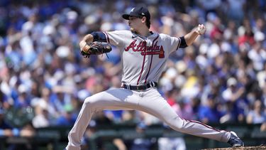 El abridor de los Bravos de Atlanta Max Fried lanza en la primera entrada tras su retorno de una lesión en el encuentro ante los Cachorros de Chicago el viernes 4 de agosto del 2023. (AP Foto/Charles Rex Arbogast)