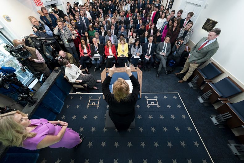 Patty Morin (centro), la madre de Rachel Morin, habla durante una conferencia de prensa con la secretaria de prensa de la Casa Blanca, Karoline Leavitt, en la sala James Brady, en la Casa Blanca, Washington, el 16 de abril de 2025. (AP Foto/Alex Brandon)