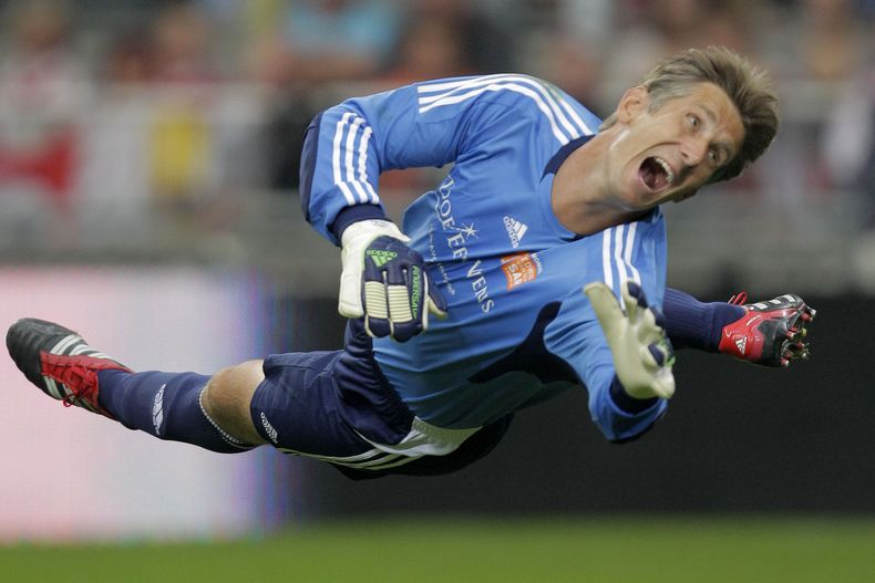 ARCHIVO - El ex arquero del Manchester United Edwin van der Sar durante su partido de despedida, el 3 de agosto de 2011, en Amsterdam. (AP Foto/Peter Dejong)