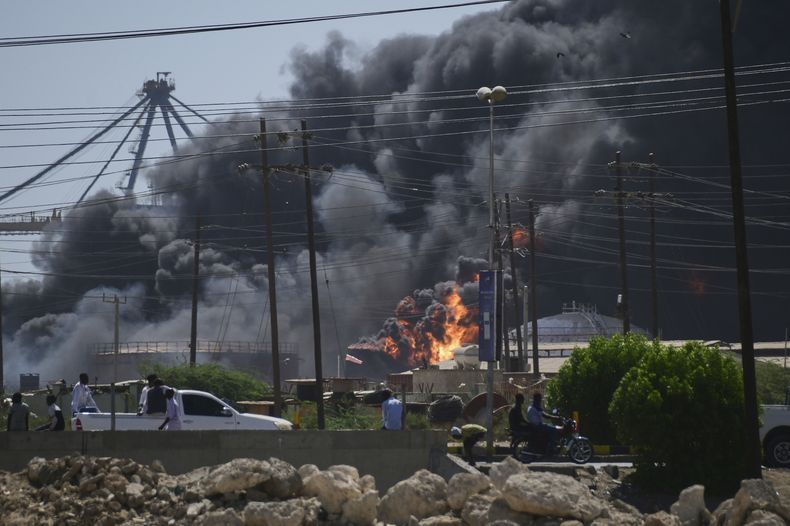 Una humareda se alza tras ataques de drones de las Fuerzas Apoyo Rápido (FAR), un contingente paramilitar, contra la ciudad norteña de Puerto Sudán, en la costa del mar Rojo, en Sudán, el martes 6 de mayo de 2025. (AP Foto)