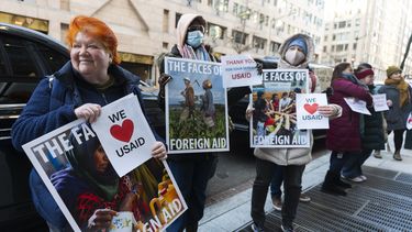 La trabajadora jubilada de la Agencia de los Estados Unidos para el Desarrollo Internacional (USAID, por sus siglas en inglés) Julie Hanson Swanson, izquierda, se une a simpatizantes de los trabajadores de la USAID fuera de la Oficina de Asuntos Humanitarios del organismo, en Washington, el viernes 21 de febrero de 2025. (AP Foto/Manuel Balce Ceneta)
