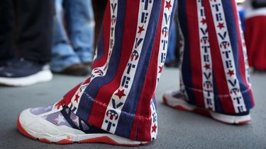 John Olsen, de Ankeny, Iowa, hace cola para la votación anticipada en la Oficina Electoral del Condado de Polk, el miércoles 16 de octubre de 2024, en Des Moines, Iowa. (AP Foto/Charlie Neibergall)