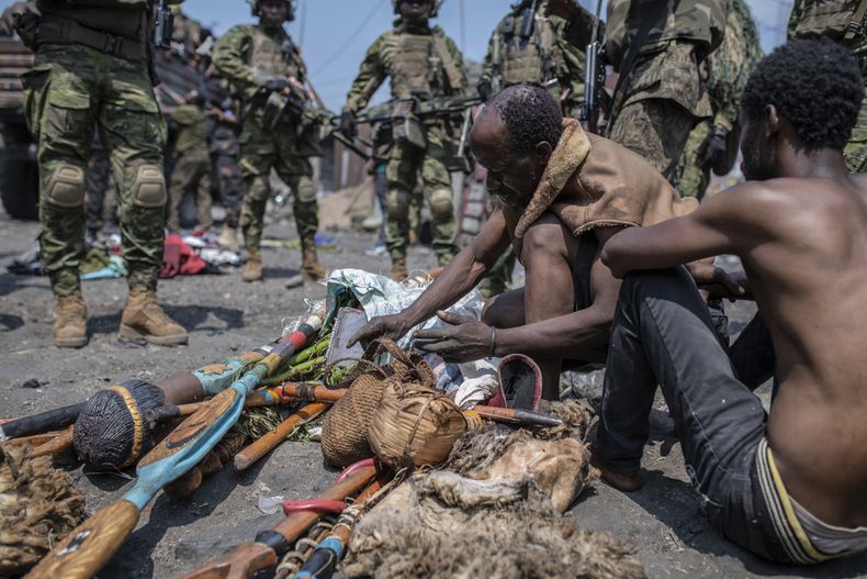 Miembros de la secta Wazalendo que fueron detenidos están sentados en el suelo en Goma, República Democrática del Congo, el miércoles 30 de agosto de 2023. (AP Foto/Moses Sawasawa)