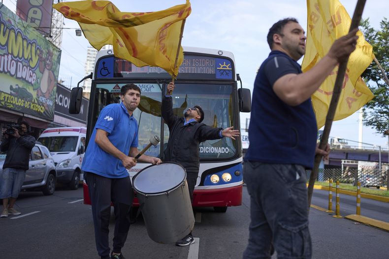 Trabajadores de autobuses bloquean una avenida durante una huelga para exigir aumentos salariales en Buenos Aires, Argentina, el martes 6 de mayo de 2025. (AP Foto/Rodrigo Abd)