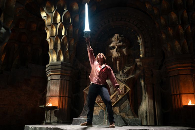Esta imagen, difundida por Amazon MGM Studios, muestra a Nicholas Galitzine en una escena de Masters of the Universe. (Amazon MGM Studios via AP)