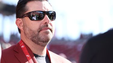ARCHIVO - Jed York, dueño de los 49ers de San Francisco, previo a un juego de pretemporada entre los 49ers y los Broncos de Denver, el 9 de agosto de 2025, en Santa Clara, California. (AP Foto/Kelley L Cox)