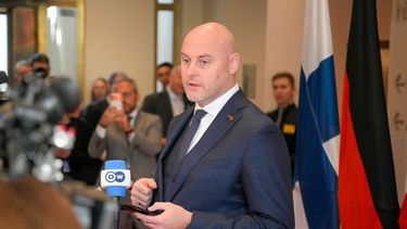 El primer ministro de Letonia, Andris Kulbergs, habla con reporteros durante una cumbre en Rovaniemi, Finlandia, el 14 de septiembre de 2026. (Jouni Porsanger/Lehtikuva via AP)