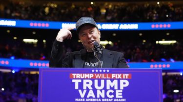 ARCHIVO - Elon Musk habla en el evento de campaña a favor del candidato presidencial republicano Donald Trump en el Madison Square Garden de Nueva York el 27 de octubre de 2024. (AP Foto/Alex Brandon, Archivo)